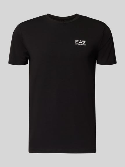 Produktfoto, zwart T-Shirt met labelprint van EA7 Emporio Armani, katoen-elastaan mix, slim fit, geribde ronde hals, 68 cm ruglengte maat M.
