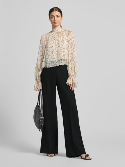 Frauenmodel trägt Weite Hose mit Bügelfalten Modell 'NANTES' von MAX&Co., Optik: Unifarben, Passform: Regular-Fit, Wide Leg, High-Waist, Verschluss: verdeckter Reißverschluss, Ganzkörperansicht von vorne.