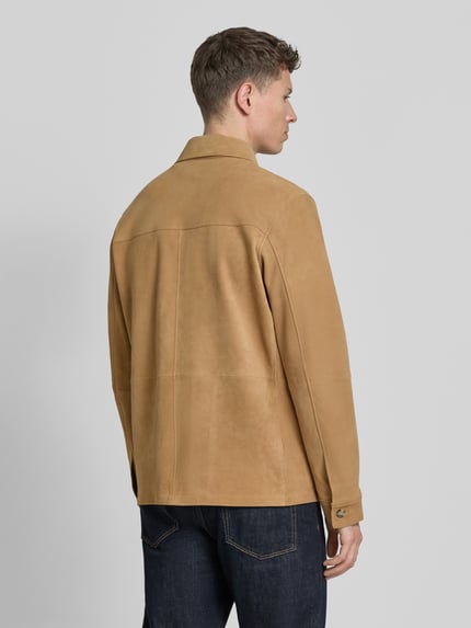 Männermodel trägt Lederjacke mit knoopsluiting en opgestikte zakken van Manuel Ritz van schapenleer in regular fit en platte kraag, Ganzkörperansicht Rückansicht.
