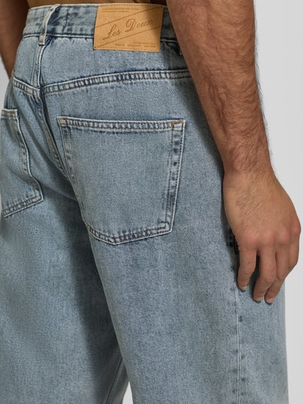 Männermodel trägt Jeans im Used-Look Modell 'Ryder' von Les Deux aus reiner Baumwolle, Slim-Fit, Eingrifftaschen, Detailaufnahme Rückansicht.