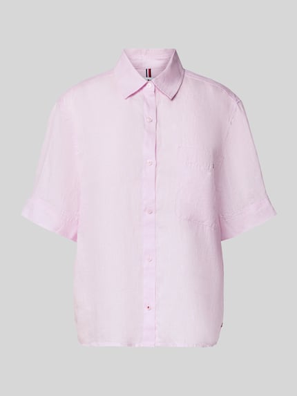 Produktfoto, Regular Fit Leinenbluse mit Logo-Stitching von Tommy Hilfiger, Optik: Unifarben, Kurzarm, Hemdblusenkragen, reine Leinenstruktur.