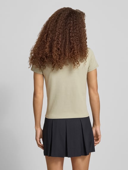 Vrouwenmodel draagt T-shirt met print en ronde hals van REVIEW, mix van katoen en elastaan, regular fit, ruglengte maat S 51 cm, geheel lichaam achteraanzicht