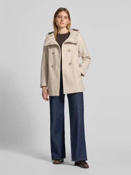 Vrouwenmodel draagt Wollmantel mit Kapuze van VERO MODA, effen beige, dubbele knopenrij, kap, lang mouw, afgeronde zoom, zijzakken, volledige lichaamsaanzicht van voren.