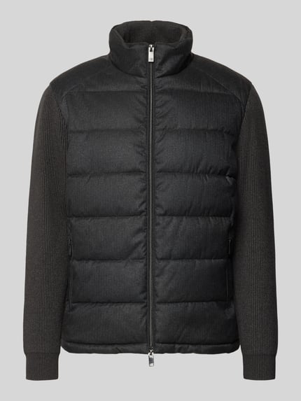 Produktfoto, Steppjacke mit Stehkragen und Zweiwege-Reißverschluss von Christian Berg Men, dunkelgrau, gesteppte Front, Strickärmel, Regular Fit, seitliche Reißverschlusstaschen, Strukturmix, Rückenlänge 70 cm, Schulterbreite 51 cm, Brustweite 60 cm, Ärmellänge 69 cm