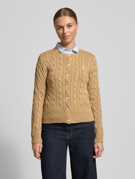 Frauenmodel trägt Slim Fit Strickjacke mit Logo-Stitching von Polo Ralph Lauren in Beige, reine Baumwolle, Rundhalsausschnitt, Ganzkörperansicht von vorne.