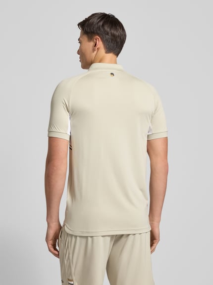 Männermodel trägt Slim Fit Poloshirt mit kurzer Knopfleiste Modell 'PL_TOC SPIN CB' von BOSS Green, Optik: Unifarben, Rückenansicht.