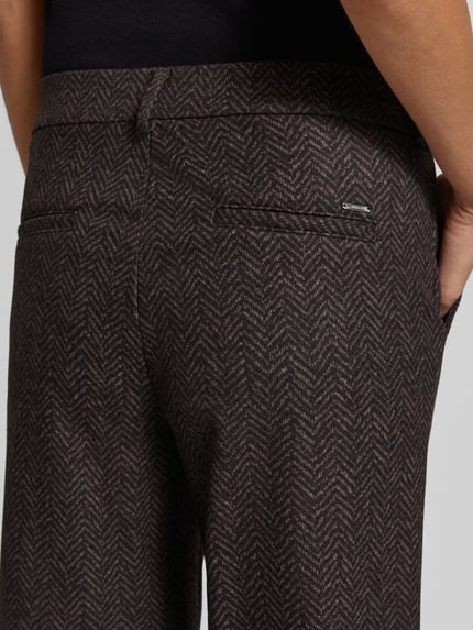 Männermodel trägt Weite Hose mit Viskose-Anteil Modell 'Maine' von Brax, dunkelbraunes Fischgrätmuster, Detailaufnahme, Damen Weite Hose von Brax