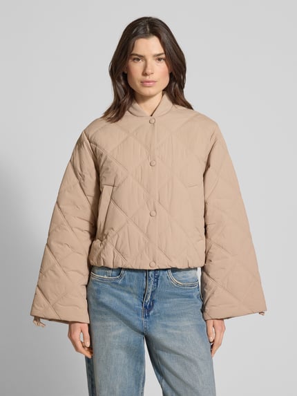 Vrouwenmodel draagt Relaxed Fit Steppjacke met drukknoopsluiting model 'FASTEPPA' van HUGO, effen, waterafstotend, collegekraag, voorkant, Ganzkörperansicht von vorne.