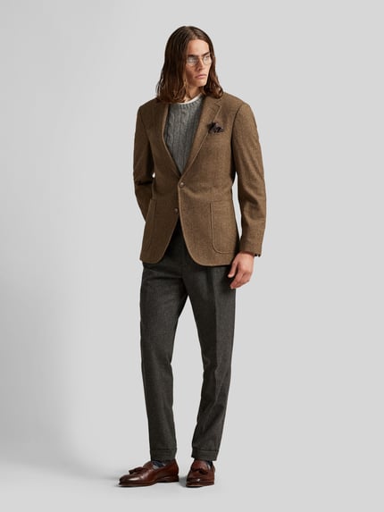 Mannenmodel draagt Regular Fit Anzugsakko mit Woll-Anteil van Polo Ralph Lauren, melange look, tweed, reverskraag, label-applicatie, enkelknoopsluiting, lange mouwen, voorkant volledig lichaamsaanzicht.