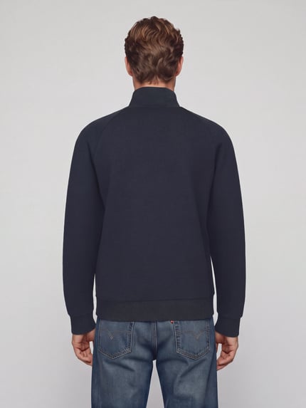Männermodel trägt Sweatshirt mit Logo-Schriftzug Troyer von BOSS, unifarben, Strukturjersey, Regular Fit, Ganzkörperansicht Rückansicht.