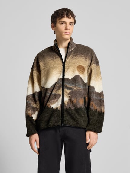 Männermodel trägt Loose Fit Webpelzjacke mit Allover-Muster Modell 'BLAZE' von Only & Sons, Teddyfell, Stehkragen, Ganzkörperansicht von vorne.