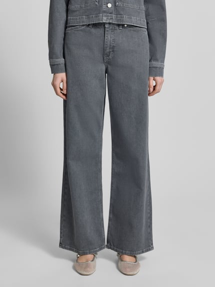 Frauenmodel trägt Relaxed Fit Jeans aus Baumwoll-Mix Modell 'Cellma Edge' von Someday, graue Farbe, sichtbare Eingriff- und Gesäßtaschen, Knopf- und Reißverschluss, Gürtelschlaufen, Beschreibung für Damen Jeans aus Baumwoll-Elasthan-Mix, Ganzkörperansicht von vorne.