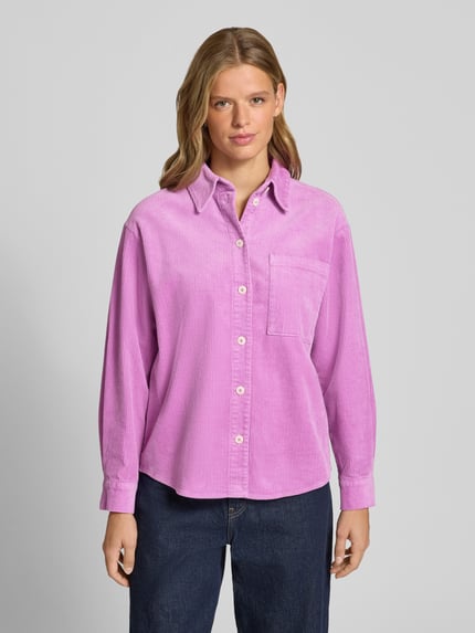 Frauenmodel trägt Relaxed Fit Langarmbluse aus Baumwoll-Mix von Marc O'Polo in Rosa mit sichtbarer Brusttasche, Damen Langarmbluse, Ganzkörperansicht von vorne.