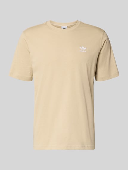 Produktfoto, T-Shirt mit Label-Stitching von adidas Originals in Beige, reine Baumwolle, gerippter Rundhalsausschnitt, Regular Fit