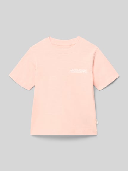 Produktfoto, pastellrosa Kinder T-Shirt mit Statement-Print und Label-Detail aus reiner Baumwolle, Regular-Fit, Rundhalsausschnitt, Modell 'CASSIS' von Jack & Jones, Rückenlänge 50 cm bei Größe 140, glatte Textur