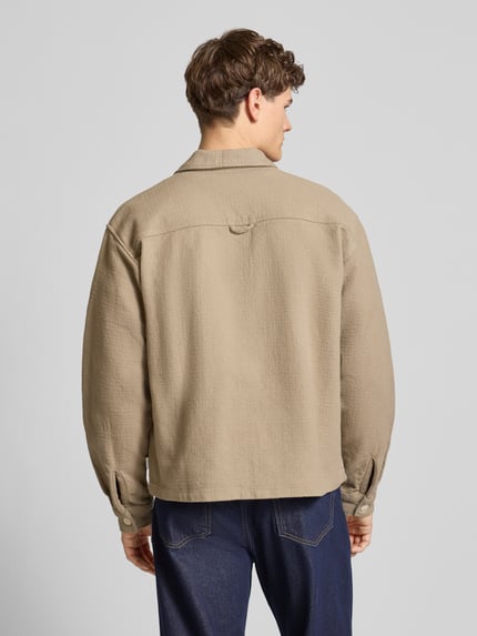 Męski model nosi Regular Fit Hemdjacke mit Strukturmuster Modell 'Upstate' od Jack & Jones, bawełna, beżowy, widok całej sylwetki z tyłu