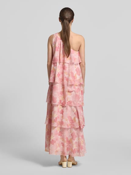 Frauenmodel trägt Ausgestelltes Maxikleid mit Rüschendetail Modell 'FELICIA' von Vero Moda mit floralem Allover-Muster in Rosa und Chiffon, Ganzkörperansicht Rückansicht.