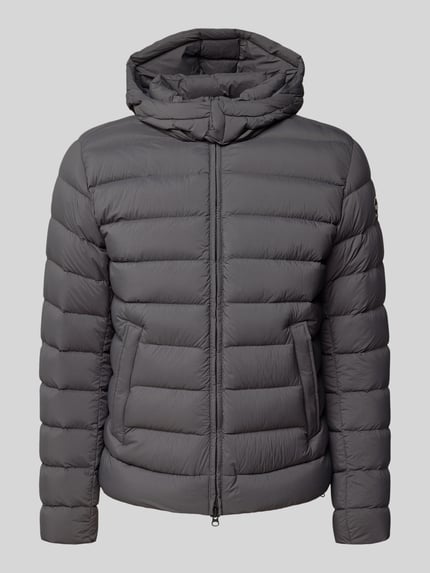 Produktfoto, Kurtka pikowana z kapturem od Colmar Originals, krój regular fit, zamek błyskawiczny, wpuszczane kieszenie, szara, długość tyłu 66 cm, szerokość ramion 42 cm, szerokość klatki piersiowej 56 cm, długość rękawów 66 cm, rozmiar 50.