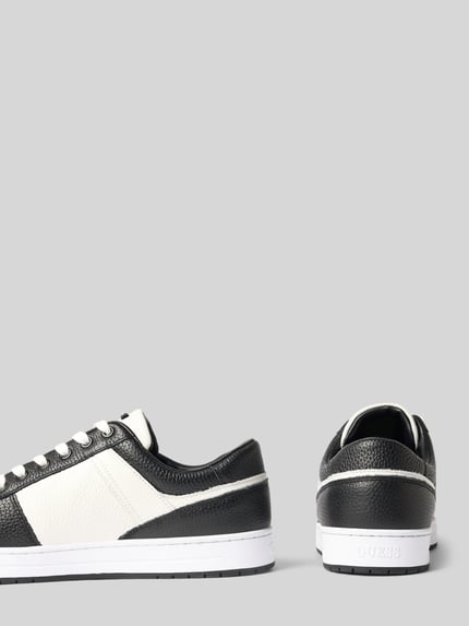 Productfoto, sneakers van echt leer Model 'Uddent' van GUESS, afgeronde pasvorm, zwart-witte kleur, logodetail, vetersluiting, hakhoogte maat 44: 3 cm, schachthoogte maat 44: 7 cm, schachtbreedte maat 44: 9 cm