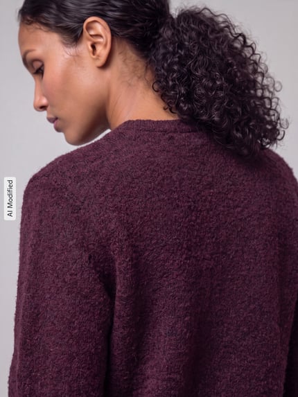 Frauenmodel trägt Regular Fit Strickjacke mit Schnürung Modell 'SIMONI' von ONLY in Dunkellila, grobe Textur, Ganzkörperansicht Rückansicht, Damen Strickjacke von ONLY, KI-modifiziertes Bild.