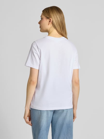 Modelka nosi Relaxed Fit T-Shirt aus reiner Baumwolle od s.Oliver RED LABEL, gładki biały jersey, Naszywka, krótkie rękawy, widok z tyłu całego ciała.