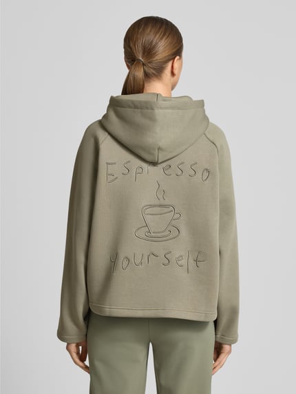 Frauenmodel trägt Hoodie mit Kapuze von Smith and Soul aus Baumwoll-Mix, lockerer Schnitt, Tunnelzug, Statement-Stitching, Ganzkörperansicht Rückansicht.