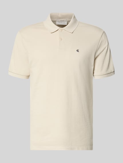 Produktfoto, Straight Fit Poloshirt mit Label-Stitching von Calvin Klein Jeans in Beige mit Polokragen und gerippten Ärmelabschlüssen, reine Baumwolle