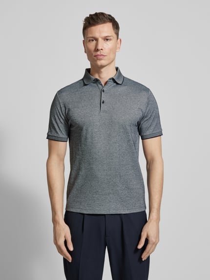 Männermodel trägt Slim Fit Poloshirt mit Label-Detail von HECHTER PARIS in Grau, Baumwollmischung, Polokragen, Ganzkörperansicht von vorne.