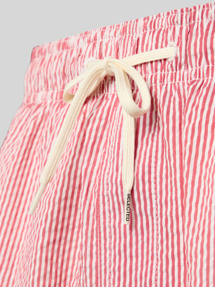 Produktfoto, Badehose mit Baumwoll-Anteil Modell 'COOPER' von SELECTED HOMME, Optik: Allover-Muster, gestreift, elastisch mit Tunnelzug, Gesäßtasche, Eingrifftaschen, rot-weiß gestreifte Textur