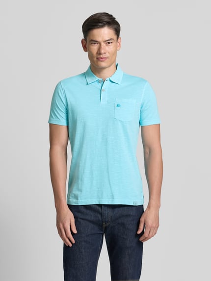 Männermodel trägt Regular Fit Poloshirt mit Brusttasche von Lerros in Hellblau, Reine Baumwolle, Logo-Stitching, Ganzkörperansicht von vorne.