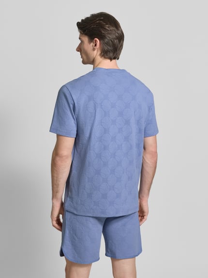 Männermodel trägt Regular Fit T-Shirt aus Baumwoll-Mix Modell 'TS_MEMBER' von BOSS Green in Optik: Unifarben mit Strukturmuster, Rückenansicht.