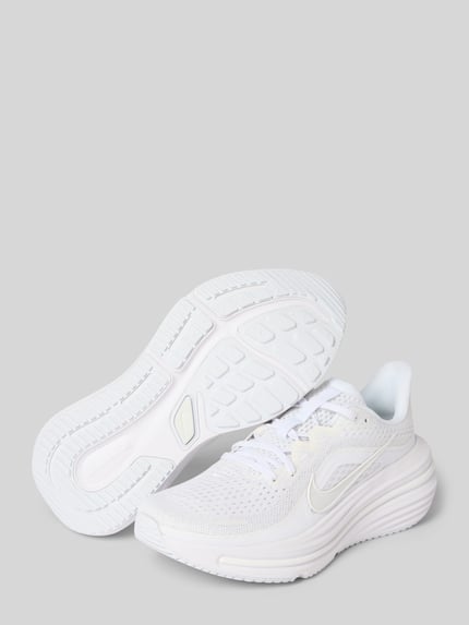 Produktfoto, Sneaker met logodetail model 'Air Winflo' van Nike, dames sneakers, afgeronde pasvorm, vetersluiting, hakhoogte maat 39: 7 cm, schachthoogte maat 39: 6 cm, schachtbreedte maat 39: 6 cm, wit met textuur en ronde vormen