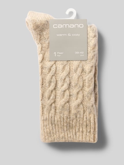 Produktfoto, Socken mit Zopfmuster Modell 'Cosy' von camano in Beige, elastisches Rippbündchen, Label-Detail, strukturierte Oberfläche