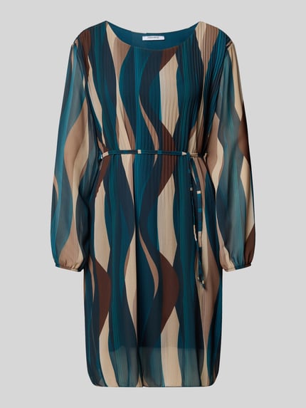 Produktfoto, Knielanges Kleid mit Bindegürtel Modell 'Sa44raa' von ZABAIONE in Blau, Beige und Braun, Plisseefalten, Chiffon, Allover-Look.
