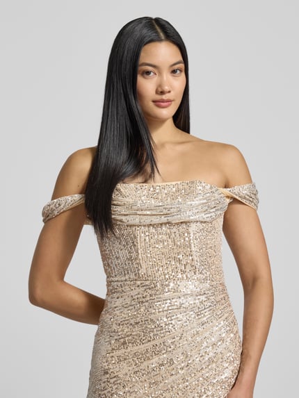 Frauenmodel trägt Cocktailkleid mit Paillettenbesatz von Lipsy in Beige, taillierter Schnitt, Square-Neck, Nahaufnahme Oberkörper.