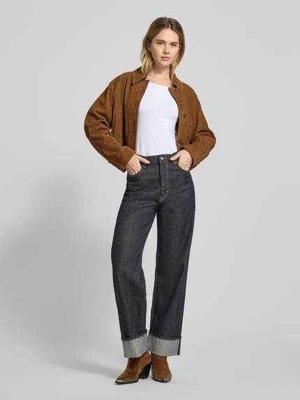 Frauenmodel trägt Longsleeve mit geripptem Rundhalsausschnitt von ZABAIONE im Slim Fit, weiß, Baumwoll-Elasthan-Mix, Ganzkörperansicht von vorne.