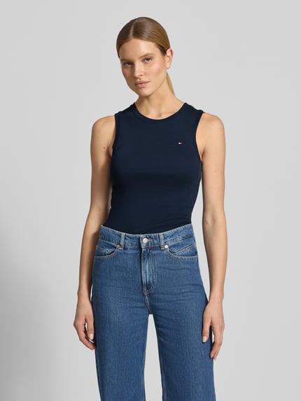 Vrouwenmodel draagt Slim Fit Tank Top uit zuivere katoen model 'SLIM CODY' van Tommy Hilfiger, effen kleur, logo-stitching, ronde hals, brede bandjes, vooraanzicht heuphoogte
