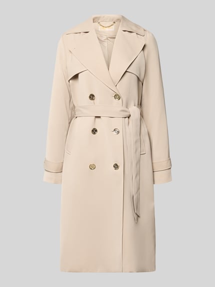 Produktfoto, beiger Zweireihiger Trenchcoat mit Bindegürtel von MICHAEL Michael Kors, Regular-Fit, glatte Oberfläche, goldene Knöpfe, Reverskragen, Rückenlänge bei Größe S 47 cm, Schulterbreite 40 cm, Brustweite 50 cm, Ärmellänge 63 cm.