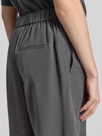 Männermodel trägt Straight Fit Shorts und Leinen-Anteil von Marc O'Polo, jednolity kolor, krój straight fit, bez zapięcia, elastyczny ściągacz, wpuszczane kieszenie, mieszanka lnu i bawełny, szary, detailaufnahme tylnej części