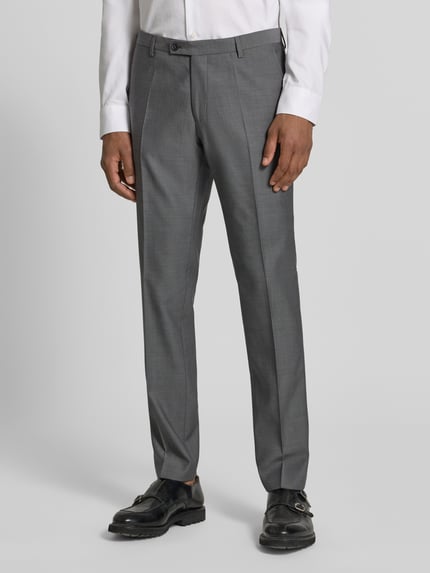 Mężczyznamodel nosi Slim Fit Anzughose mit Bügelfalten Modell 'Cedric' von CG - Club of Gents, szare, bawełna, krój slim fit, Szerokość w rozmiarze 50: 44 cm, długość nogawki wewnętrznej w rozmiarze 50: 103 cm, zapięcie na guzik i zamek, widok całej sylwetki z przodu.