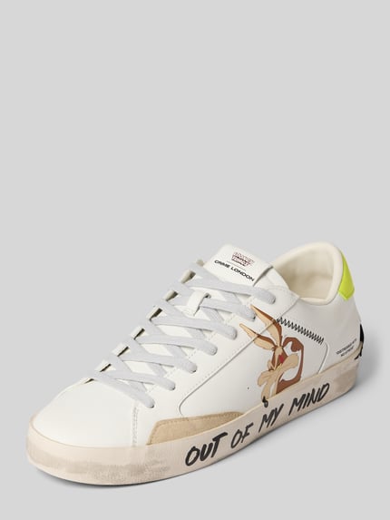 Produktfoto, Sneaker mit Motiv-Print von Crime London in Weiß mit abgerundeter Passform, Schnürverschluss, Logo-Detail, Absatzhöhe 3 cm, Schafthöhe 8 cm, Schaftweite 9 cm bei Größe 44, bunte und schwarze Akzente