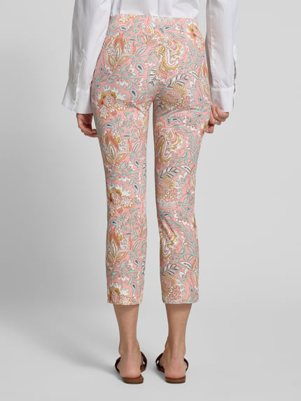 Frauenmodel trägt Caprihose im Allover-Look von SEDUCTIVE, pastellfarben gemustert mit Längsnähten, Material-Mix, Ganzkörperansicht Rückansicht.