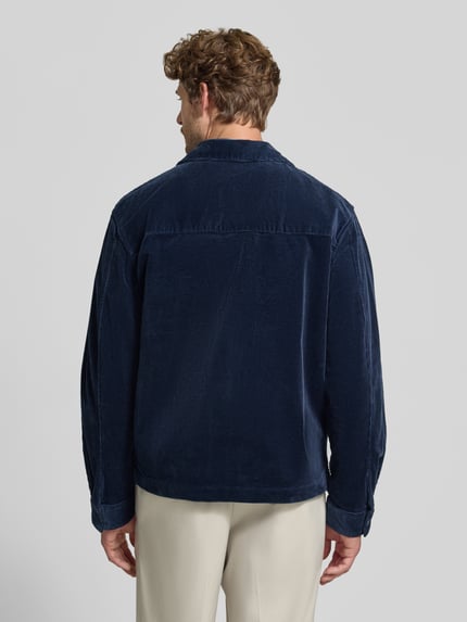 Männermodel trägt Regular Fit Hemdjacke aus Cord mit Brusttasche von MCNEAL, dunkelblau, Baumwoll-Elasthan-Mix, Ganzkörperansicht Rückansicht.
