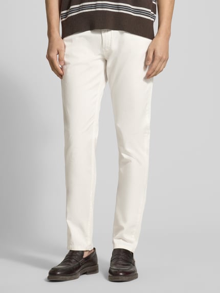 Männermodel trägt Jeans mit Eingrifftaschen und Label-Applikation von Emporio Armani, Baumwoll-Elasthan-Mix, Slim-Fit, Ganzkörperansicht von vorne.