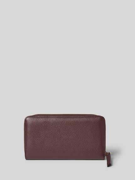 Produktfoto, Portemonnaie aus echtem Leder mit Label-Detail von Abro in dunklem Braun, strukturierte Oberfläche, Hauptfach mit Reißverschluss, diverse Einsteckfächer, schlichtes Design.