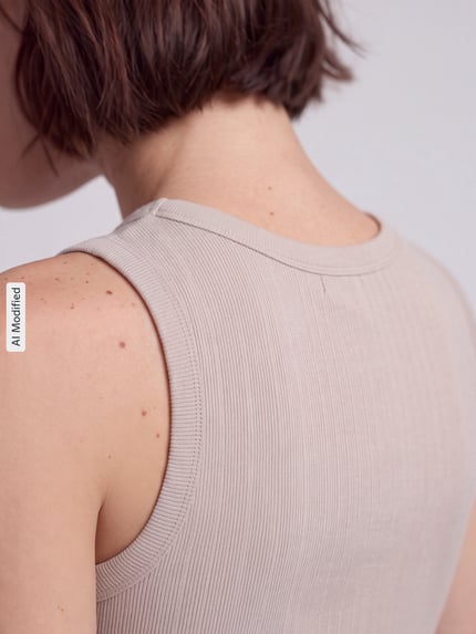 Vrouwenmodel draagt beige getextureerd Slim Fit Top uit mix van katoen van GAP, Dames top, close-up schouder, KI-modificeerd beeld