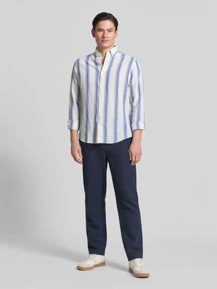 Männermodel trägt Regular Fit Freizeithemd aus Leinen-Baumwoll-Mix mit Kentkragen von Gant, Streifenmuster, Ganzkörperansicht von vorne, Rückenlänge 79 cm, Schulterbreite 43 cm, Ärmellänge 64 cm, Größe M.