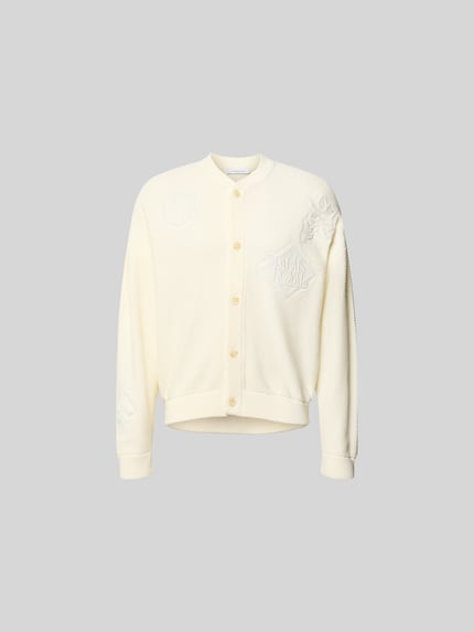 Produktfoto, Strickjacke mit floralem Stitching von MAISON KITSUNÉ z mieszanki bawełny, krój regular fit, listwa guzikowa, elastyczne wykończenia, długość tyłu w rozmiarze M 70 cm, szerokość w rozmiarze M 45 cm, długość rękawów w rozmiarze M 70 cm