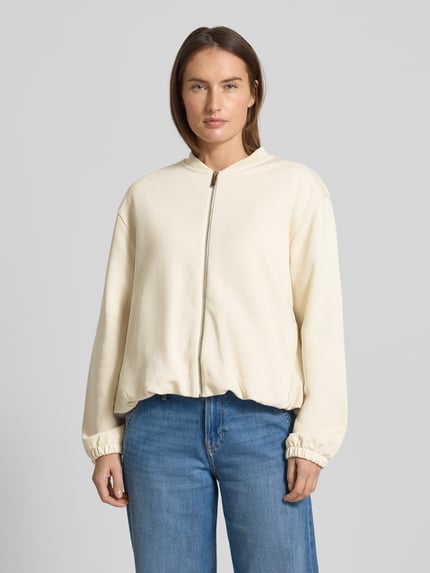 Vrouwenmodel draagt Boxy Fit Jacke aus Baumwoll-Mix van s.Oliver RED LABEL, look: effen, boxy fit, college-kraag, ritssluiting, labelstitching, lange mouw, elastische rompzoom en mouwboorden, zij-steekzakken, geweven katoenmix, Ganzkörperansicht van voren.