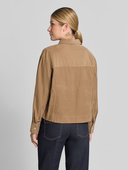 Frauenmodel trägt Regular Fit Langarmbluse aus reiner Baumwolle Modell 'Fronna' von OPUS in Beige, strukturierte Oberfläche, Ganzkörperansicht Rückansicht, Damen Langarmbluse von OPUS.